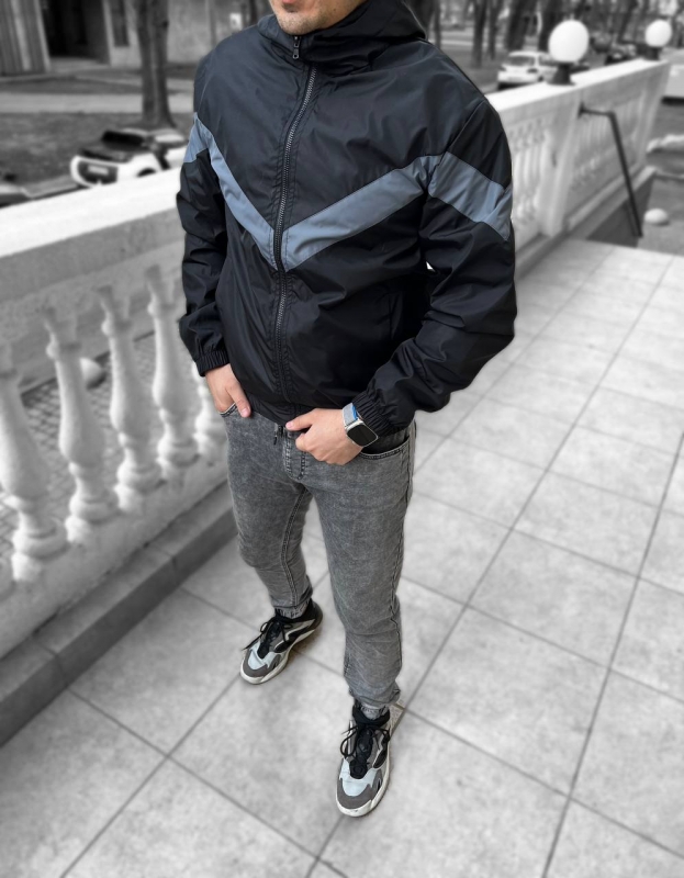 Черная ветровка с капюшоном и серыми вставками К-1277