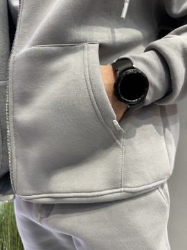 Серый теплый мужской спортивный костюм с кофтой на молнии и капюшоном К-918
