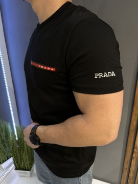 Черная брендовая футболка Prada с красным логотипом Ф-1452