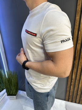 Белая брендовая футболка Prada с красным логотипом Ф-1453
