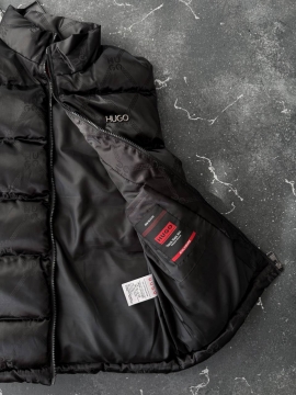 Брендовая черная мужская утепленная жилетка Boss без капюшона К-1632
