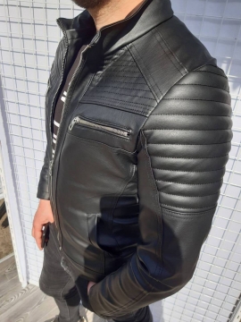 Мужская куртка из экокожи и змейкой на груди К-480