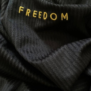 Стильная черная вельветовая футболка Freedom Ф-1245